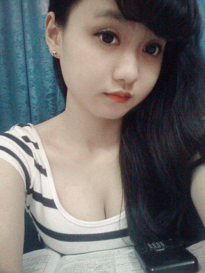 Gái Xinh Mặc Váy Trắng Ngắn Vẻ Đẹp Đánh Thu Hút Từ Mọi Phía Của Quê Hương Và Văn Hóa
